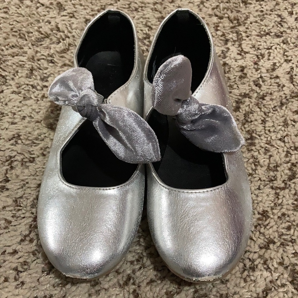 Girls preowned size 2 silver flats